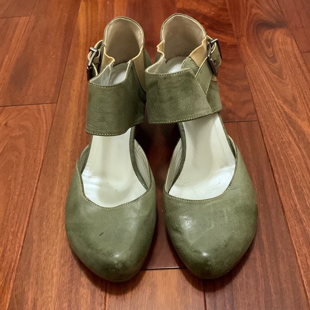 Fidji green leather heels with buckle strap. Euro 38 1/2